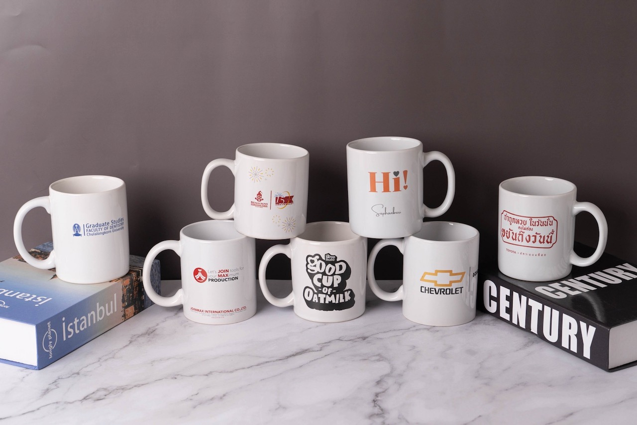 แก้วเซรามิคเนื้อสโตนแวร์ สกรีนโลโก้บริษัทเหมาะสำหรับเป็นของขวัญในโอกาสต่างๆ เป็นของขวัญที่ใช้งานได้จริง และสะท้อนภาพลักษณ์ที่ดีขององค์กร