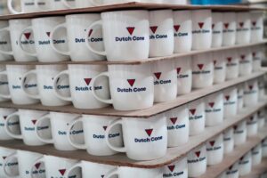 โรงงานแก้วเซรามิค - 390 แก้วเซรามิคสกรีนโลโก้ Dutch Cone เรียงในโรงงาน